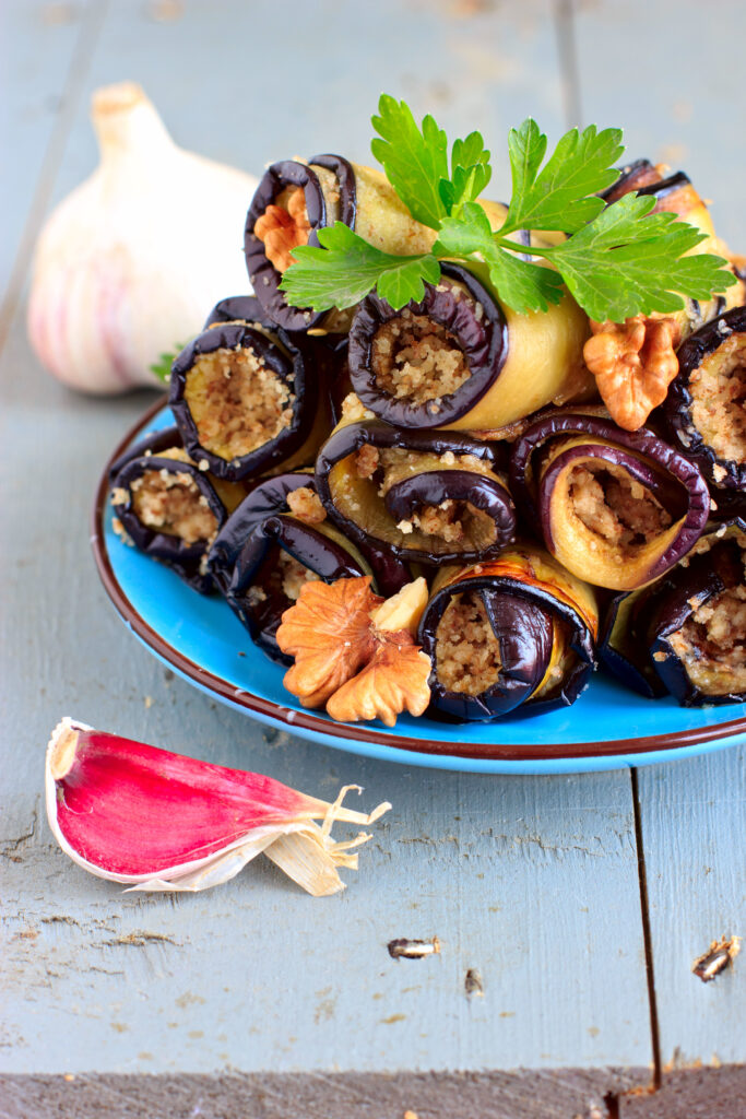 Auberginen-Röllchen mit Parmesan &amp; Pinienkernen Rezept