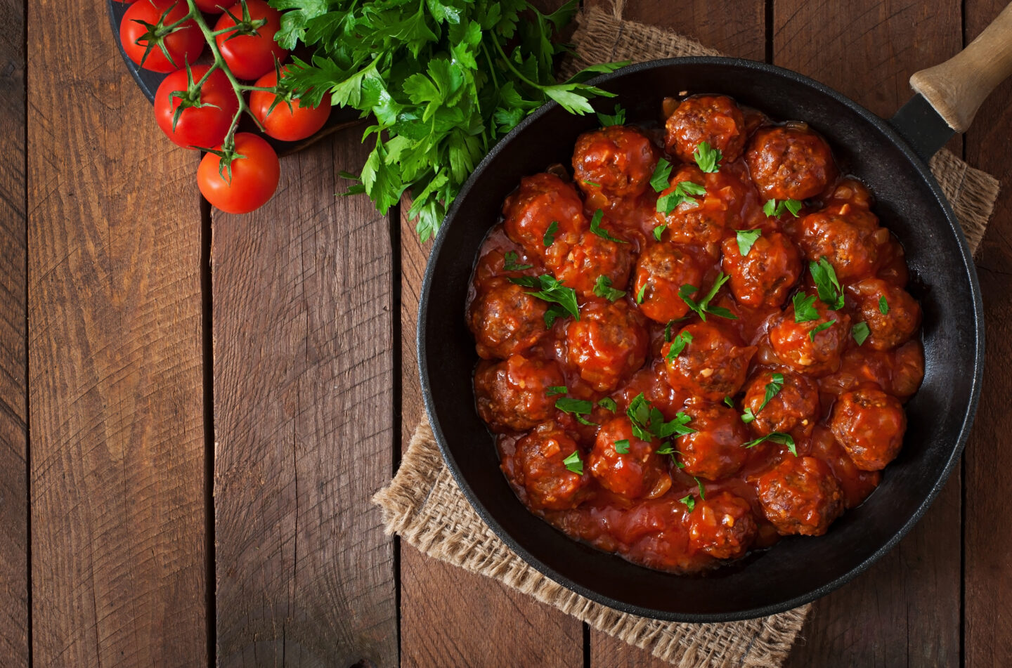 Vegane Hackbällchen in Tomaten-Chili-Sauce | Rezept