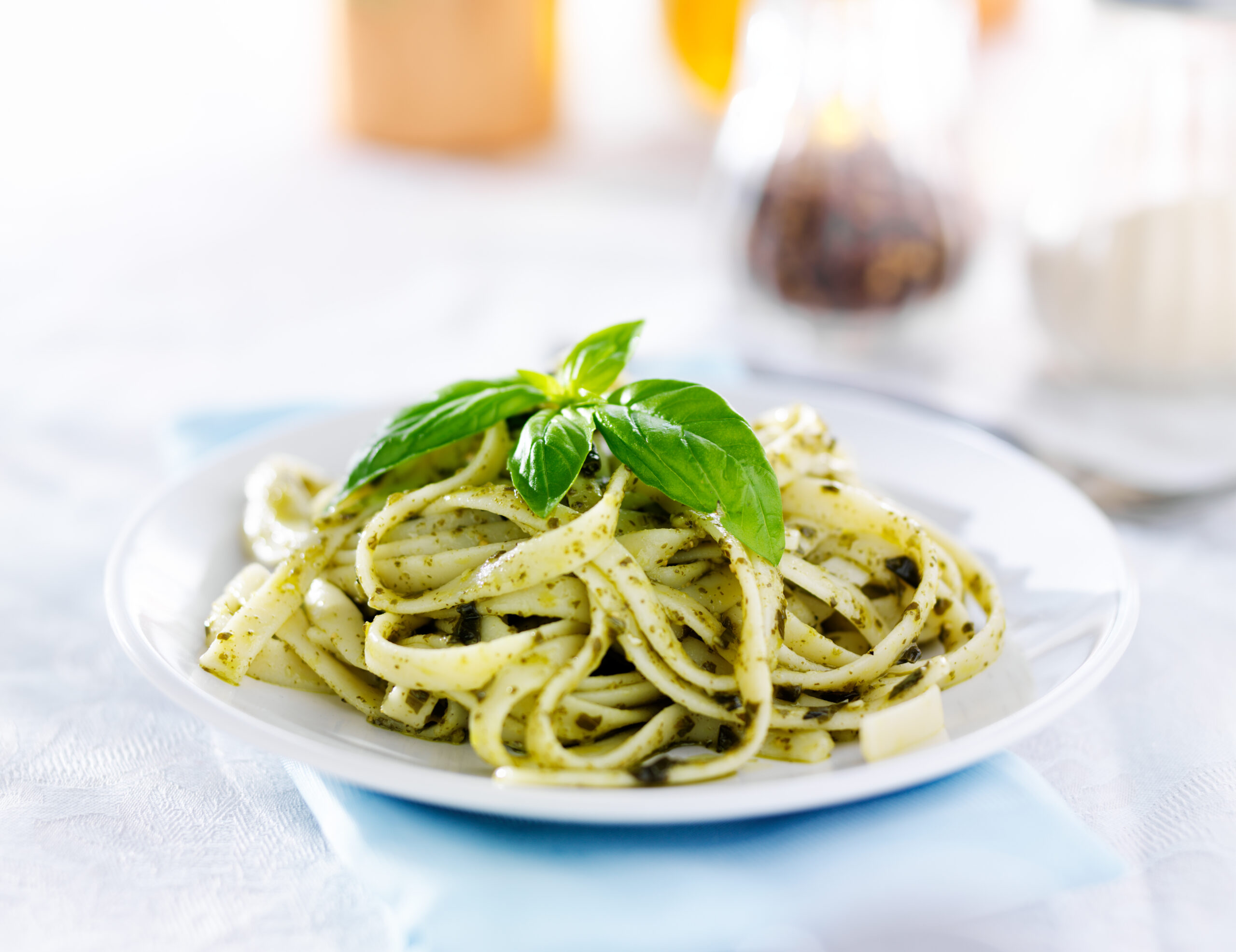 Linguine mit Spargel, Lachs und Pesto | Rezept