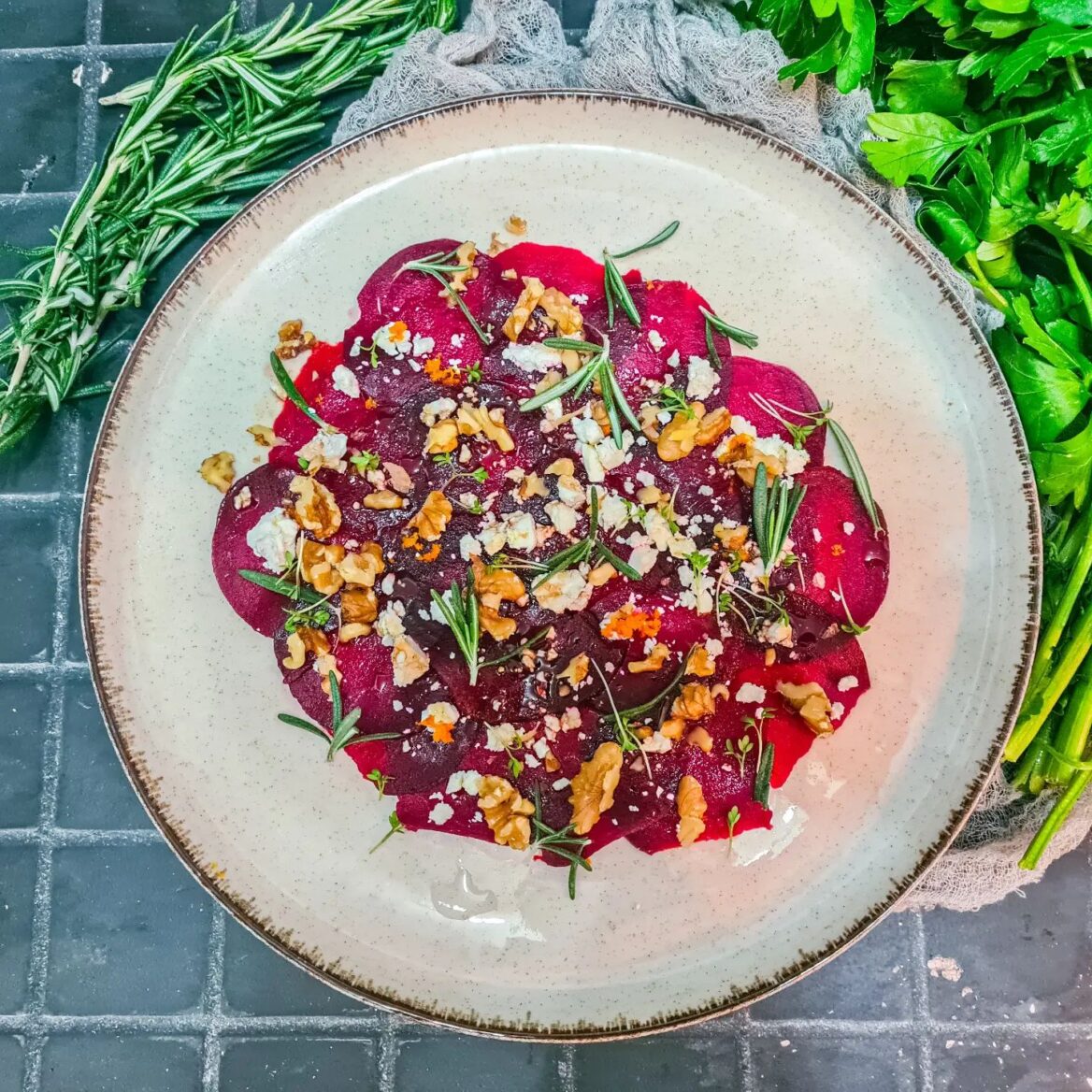 rote Bete Carpaccio mit Feta und Nüssen von kochmalwieder | Rezept