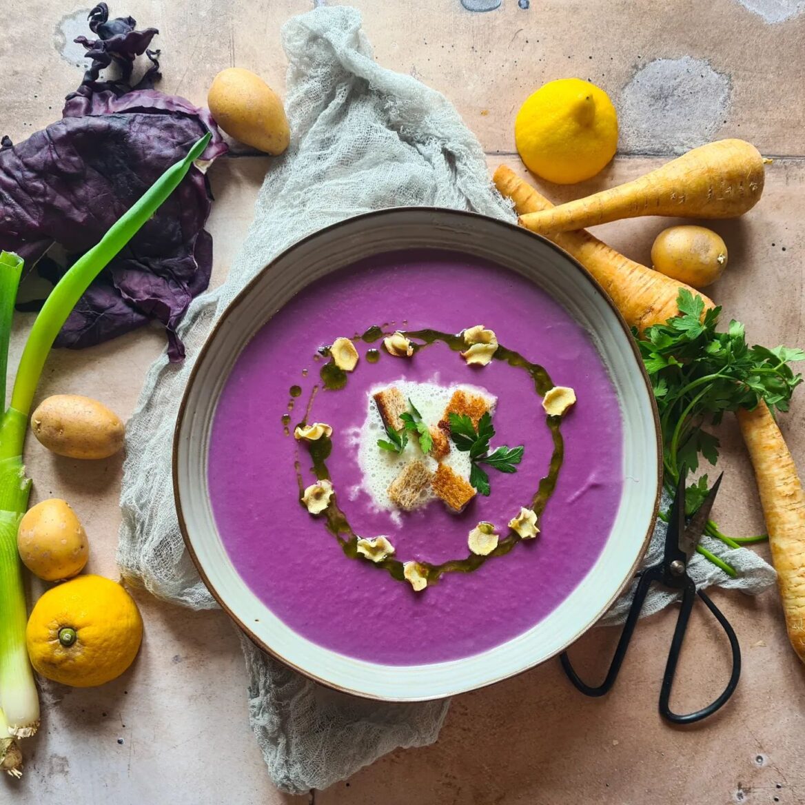 Rotkohl-Sellerie Suppe mit Pastinaken von kochmalwieder | Rezept