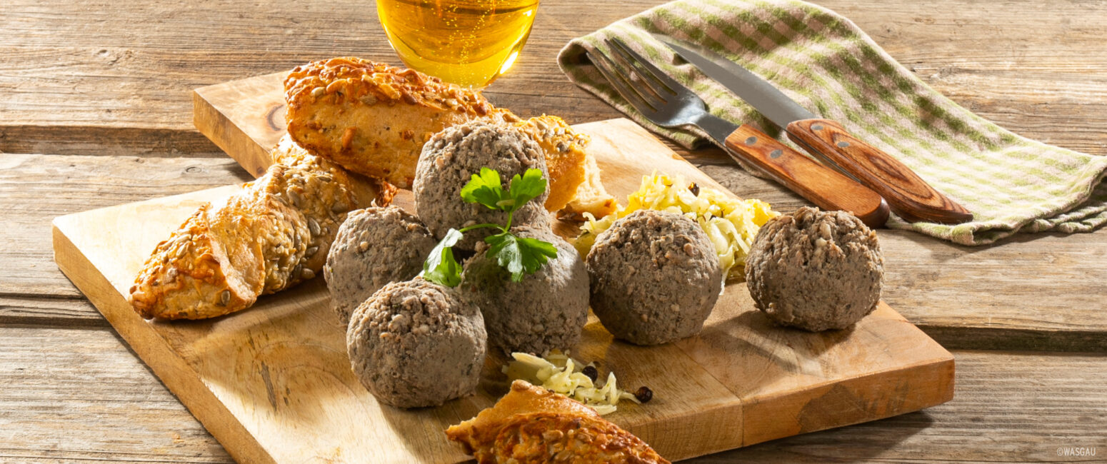 traditionell Pfälzer Leberknödel von WASGAU frisch in der Region hergestellt. Diese und weitere regionalen Genüsse sind hier im aktuellen WASGAU Prospekt zu finden.