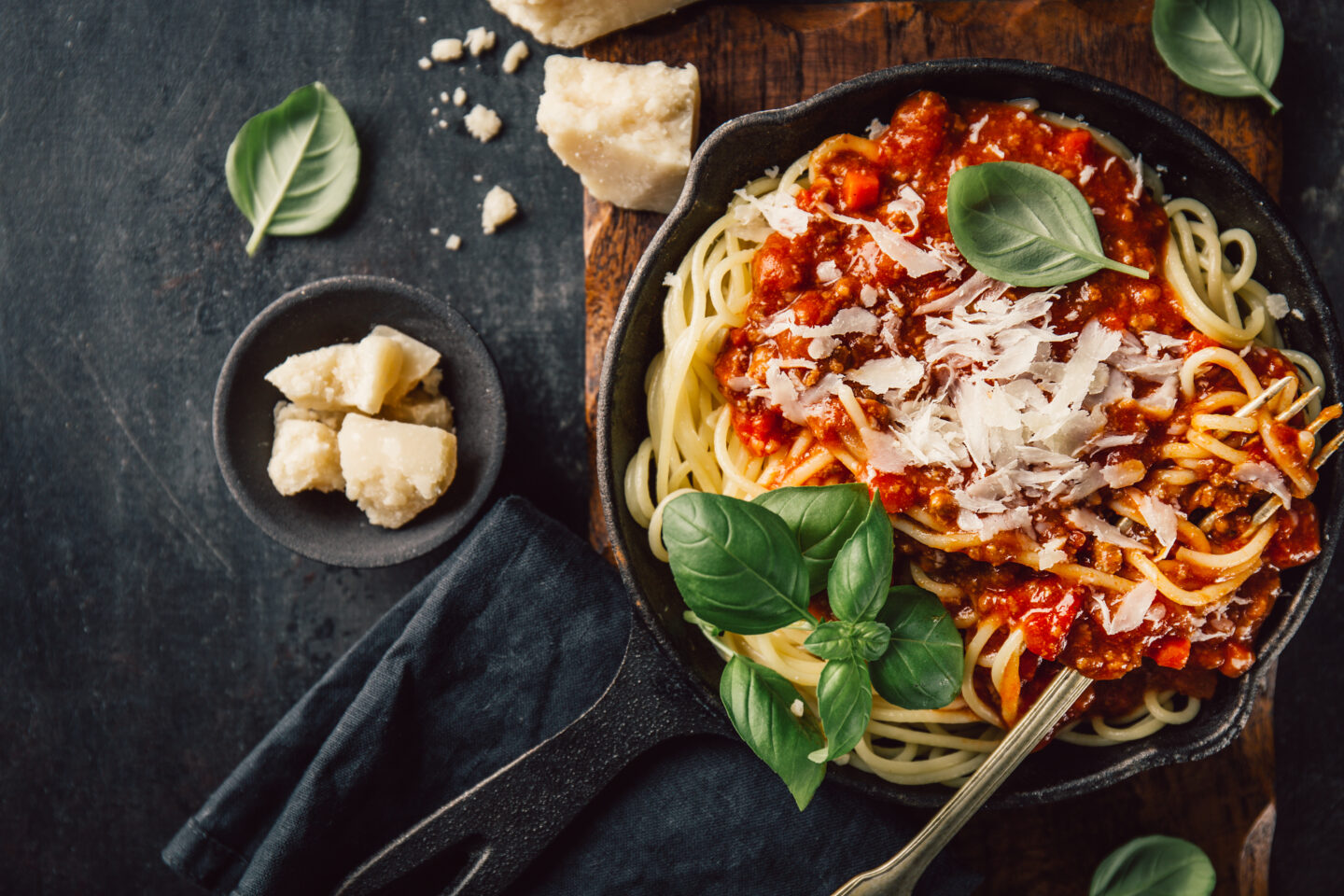 Spaghetti mit frischen Tomaten und Basilikum