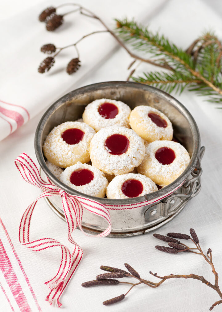 selbstgemachte Kirschaugen, Ochsenaugen, Hildebrötchen, Plätzchen mit Marmelade, Weihnachtszeit, Backrezept, süße Leckerei