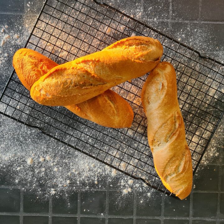 herrlich duftende Mini Baguettes frisch aus dem Ofen, gehen einfach immer. Rezept zum Nachbacken.