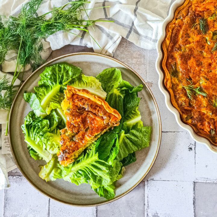 schnelle Quiche mit Räucherlachs und Dill, dazu einen Salat.